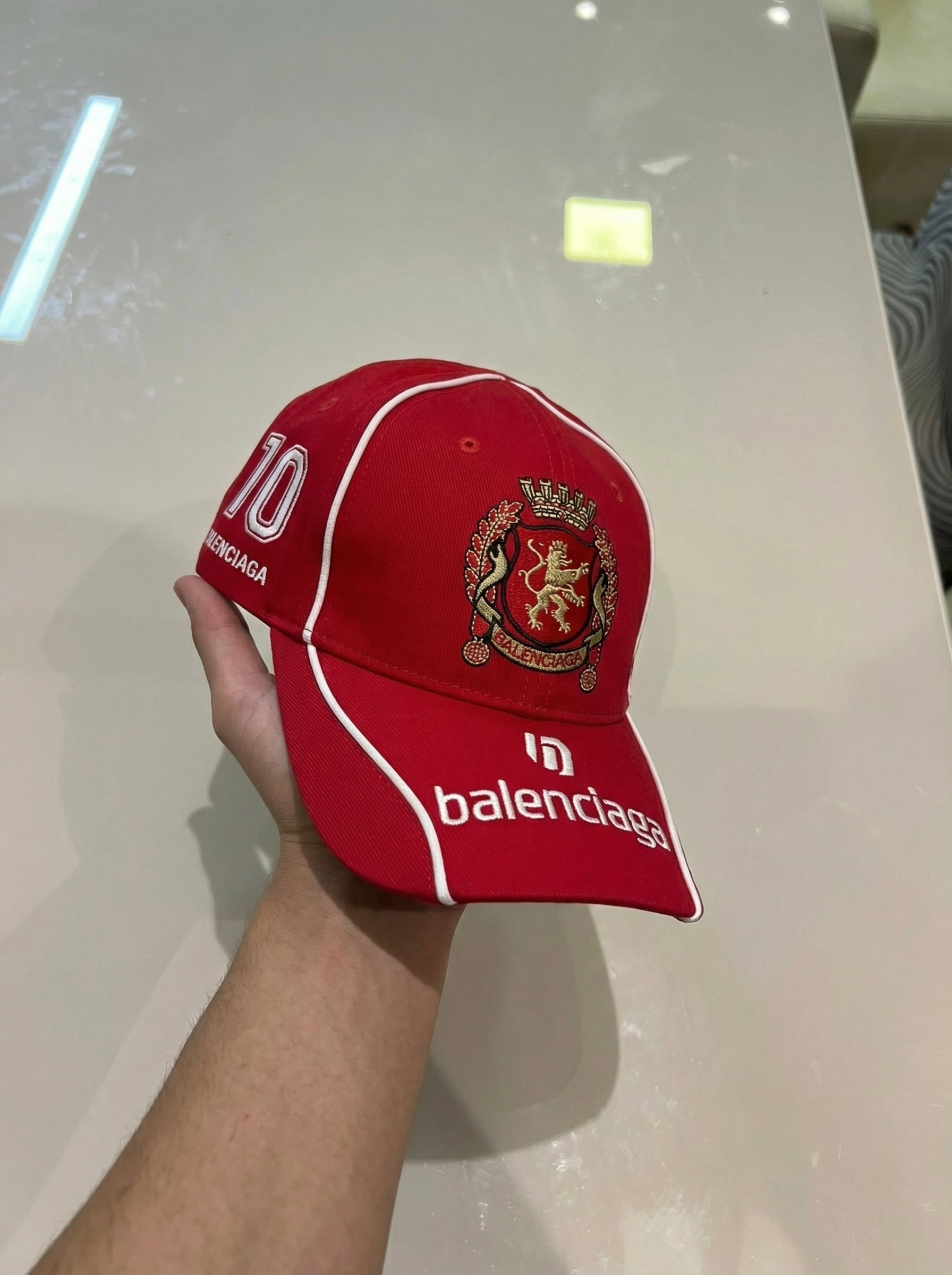 Boné balanciaga vermelho