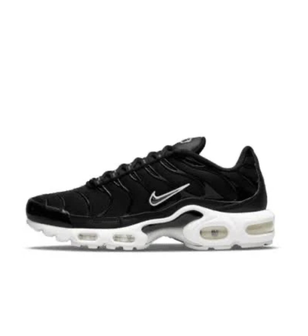 tenis air max TN plus preto e branco